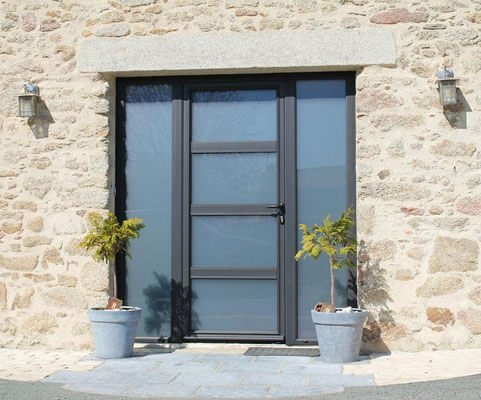 Espace confort 2000, menuisier au Poiré sur Vie en Vendée, pose de pergola, porte de garage, clôtures, portails et fenêtres