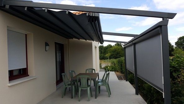 Espace confort 2000, menuisier au Poiré sur Vie en Vendée, installe des stores extérieurs sur vos pergolas