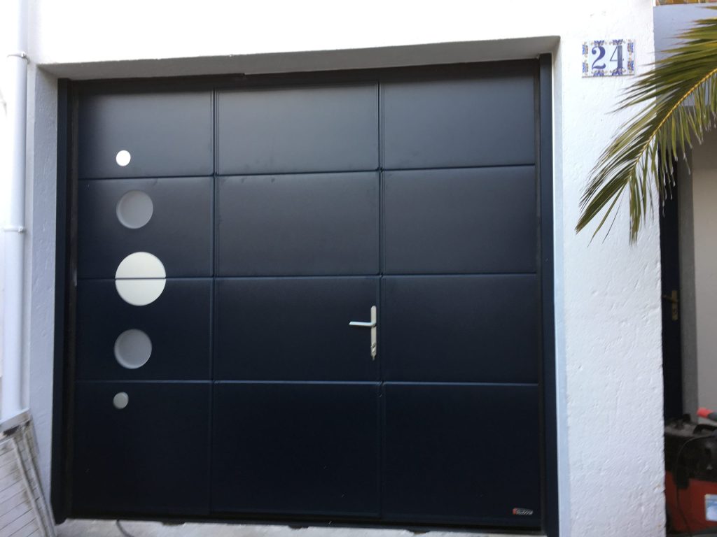 Réalisation d'une pose de porte de garage par Espace Confort 2000