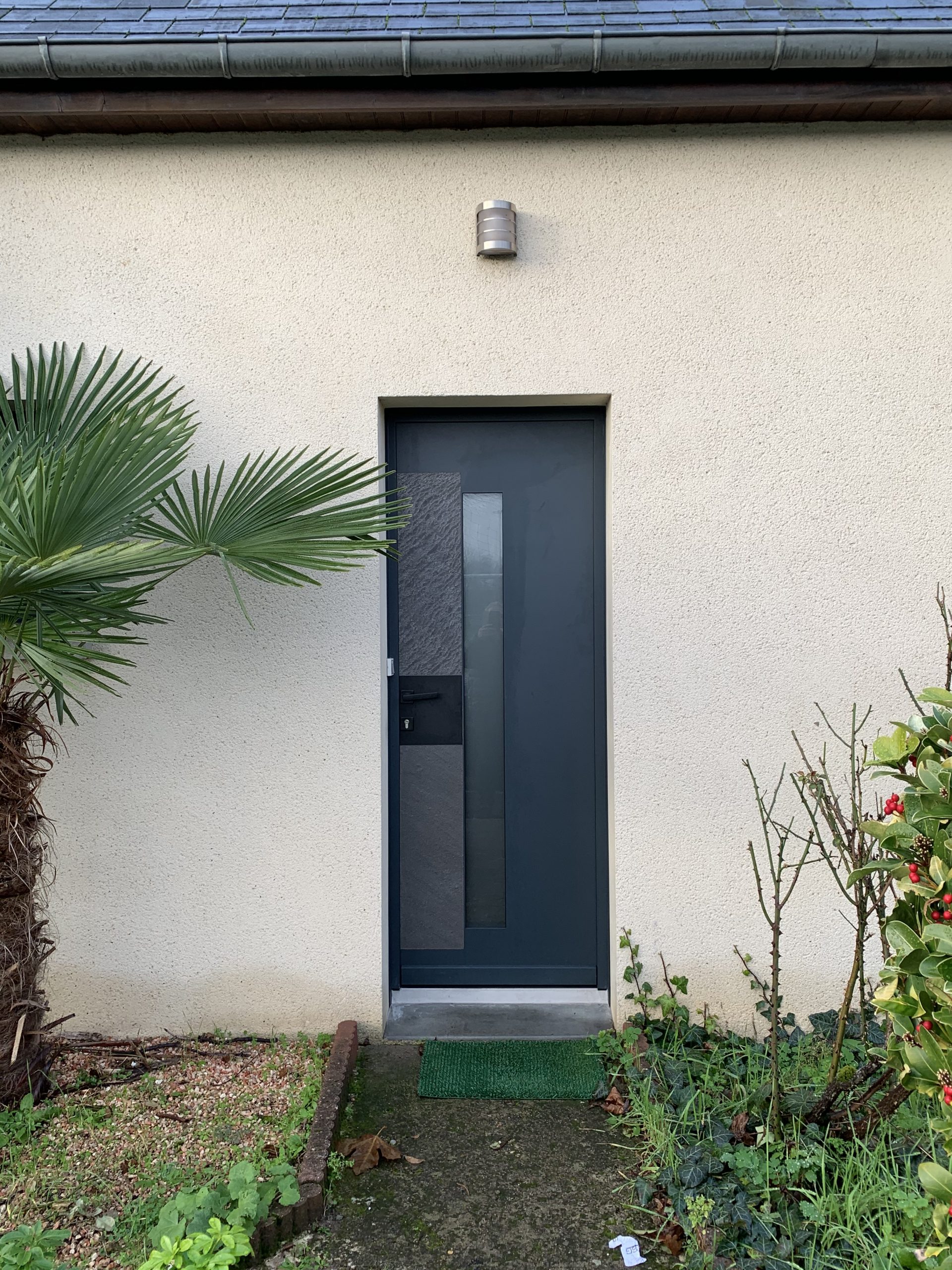 Réalisation d'une pose de porte d'entrée par Espace Confort 2000