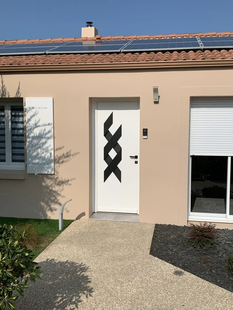 Réalisation d'une pose de porte d'entrée par Espace Confort 2000