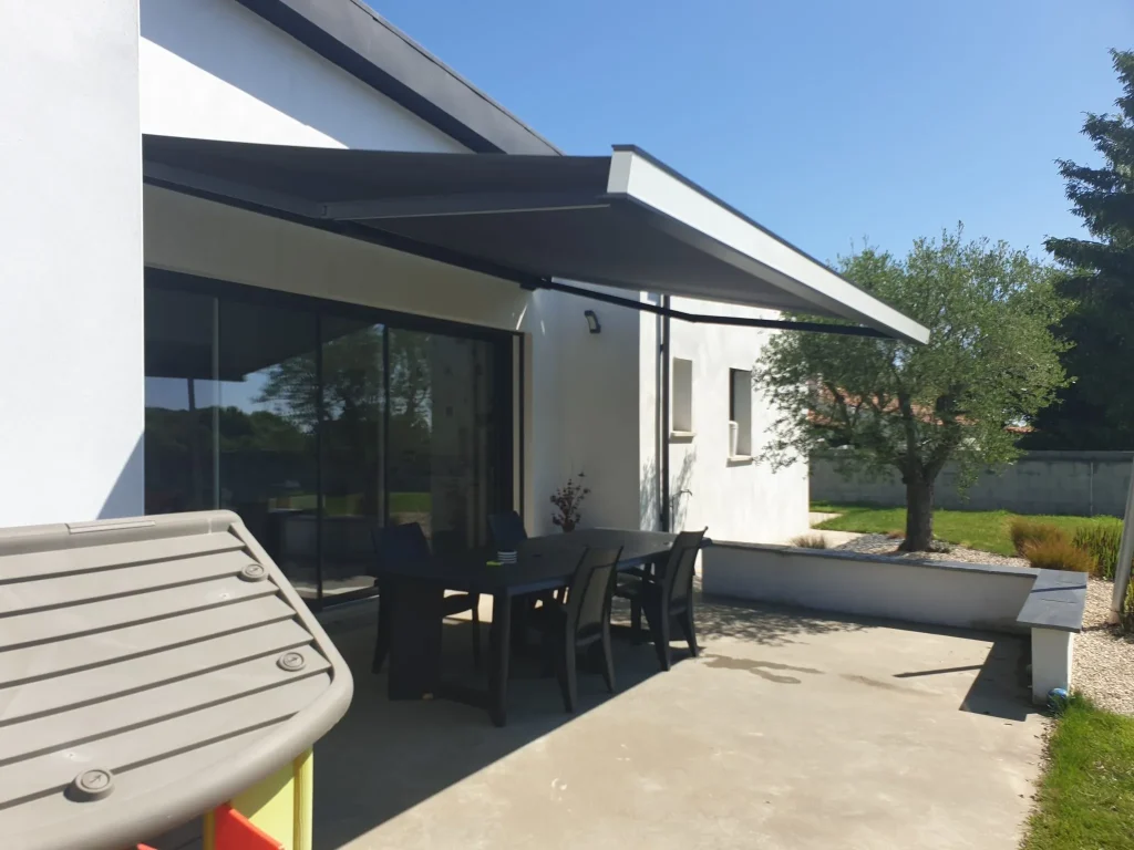Réalisation d'une pose de store banne par Espace Confort 2000