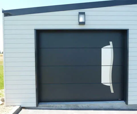 Réalisation d'une pose de porte de garage par Espace Confort 2000