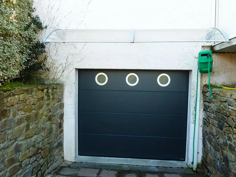 Réalisation d'une pose de porte de garage par Espace Confort 2000