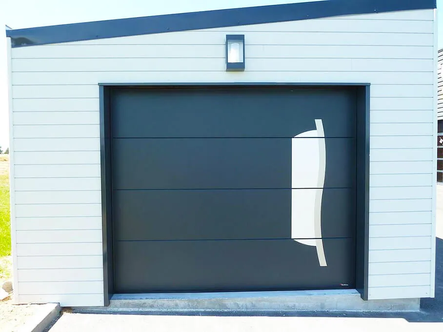 Réalisation d'une pose de porte de garage par Espace Confort 2000