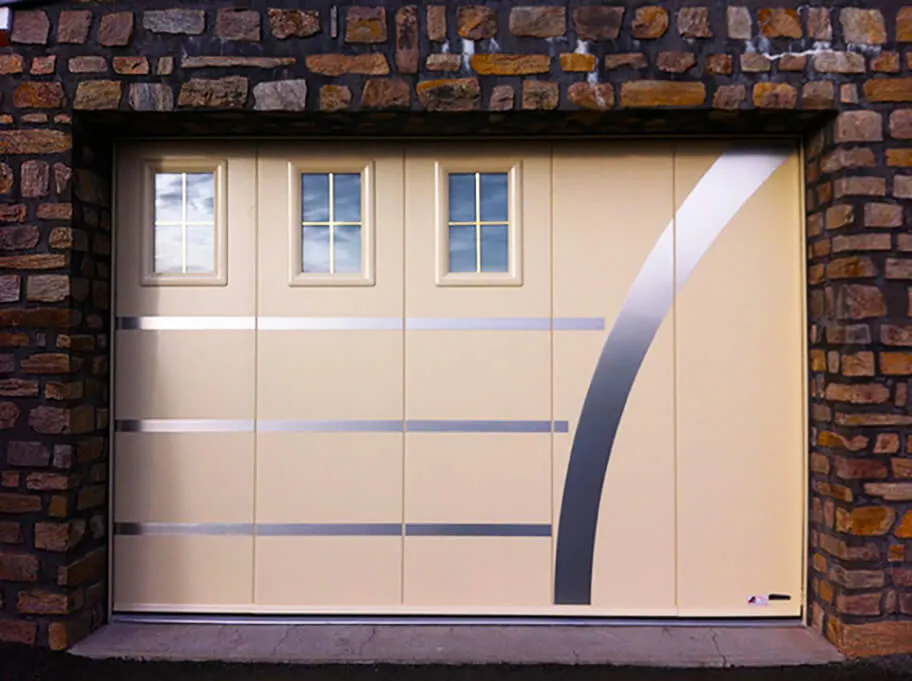 Réalisation d'une pose de porte de garage par Espace Confort 2000