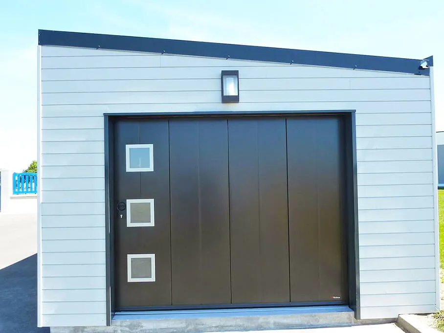Réalisation d'une pose de porte de garage par Espace Confort 2000