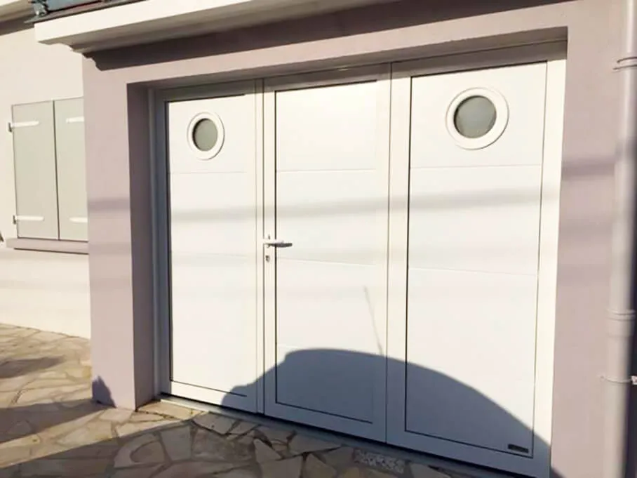 Réalisation d'une pose de porte de garage par Espace Confort 2000