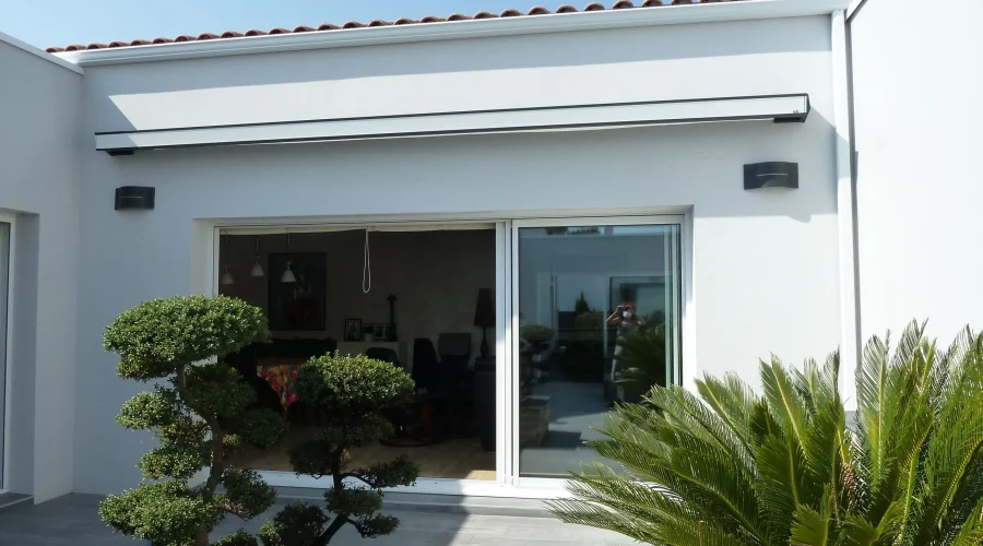 Réalisation d'une pose de store banne par Espace Confort 2000